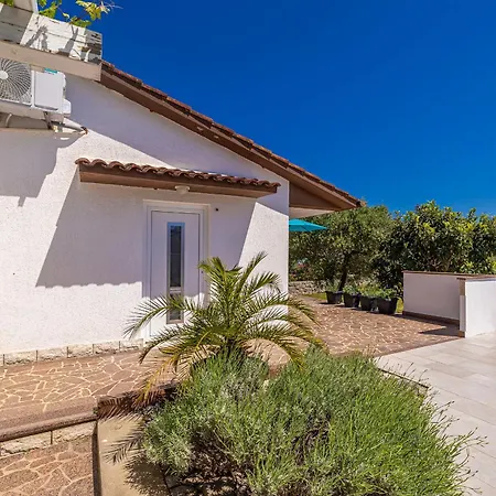 House Ledine -kornic, Krk 펜션 Kornić