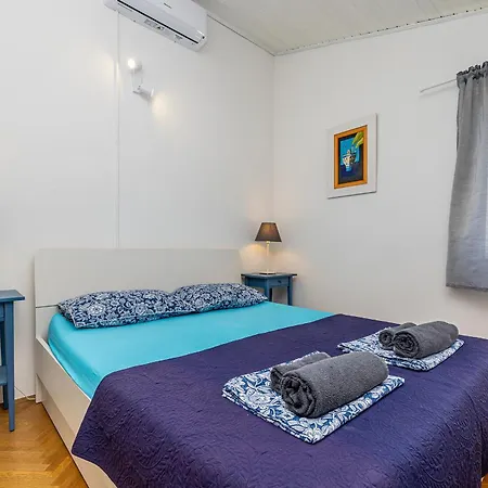 House Ledine -kornic, Krk Kornić